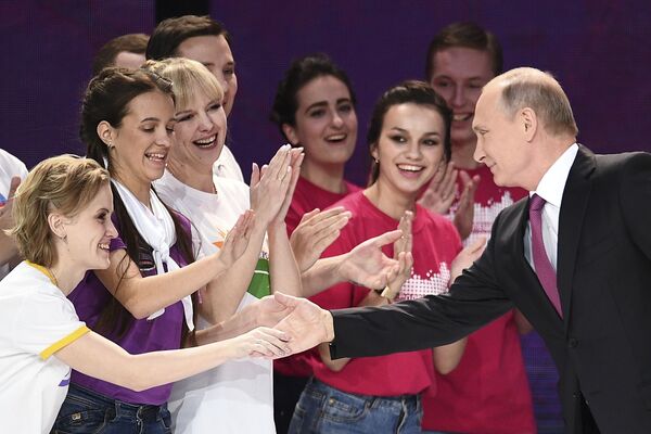 الرئيس فلاديمير بوتين خلال مراسم تسليم جائزة دوبروفوليتس روسيي - 2017 (متطوع روسيا 2017) في القصر الرياضي ميغاسبورت في موسكو - سبوتنيك عربي