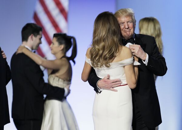 الرئيس الأمريكي دونالد ترامب يرقص برفقة زوجته ميلانيا ترامب خلال الحفل السنوي فريدوم بال (Freedom Ball) في واشنطن، في إطار حفل تنصيه كالرئيس الـ 58 للولايات المتحدة، 20 يناير/ كانون الثاني 2017 - سبوتنيك عربي