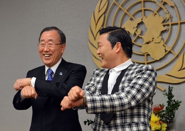 الأمين العام السابق للأمم المتحدة بان كي مون يشارك الفنان الكوري الجنوبي PSY  رقصة غان غام ستايلأ، قبل بدء جلسة الاجتماع في مقر الأمم المتحدة، 23 أكتوبر/ تشرين الأول 2012 - سبوتنيك عربي