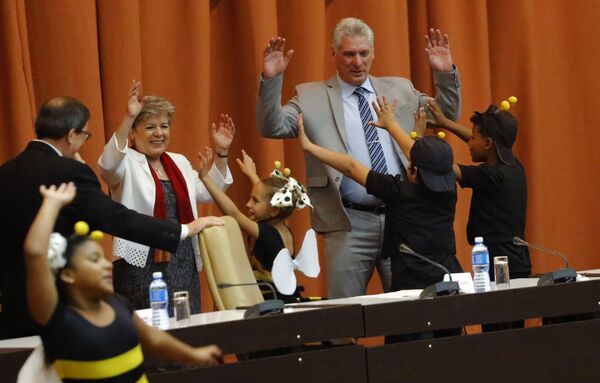 رئيس كوبا نيغيل دياس-كانيل يرقص مع ممثلي مسرح الأطفال في افتتاح الدورة الاقتصادية في هافانا، 8 مايو/ أيار 2018 - سبوتنيك عربي