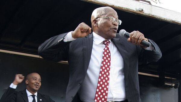 الرئيس السابق لجمهورية جنوب أفريقيا جاكوب زوما أمام أنصاره، بعد مثوله أمام المحكمة العليا في ديربان، 8 يونيو/ حزيران 2018 - سبوتنيك عربي