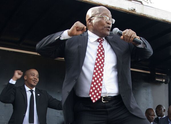 الرئيس السابق لجمهورية جنوب أفريقيا جاكوب زوما أمام أنصاره، بعد مثوله أمام المحكمة العليا في ديربان، 8 يونيو/ حزيران 2018 - سبوتنيك عربي