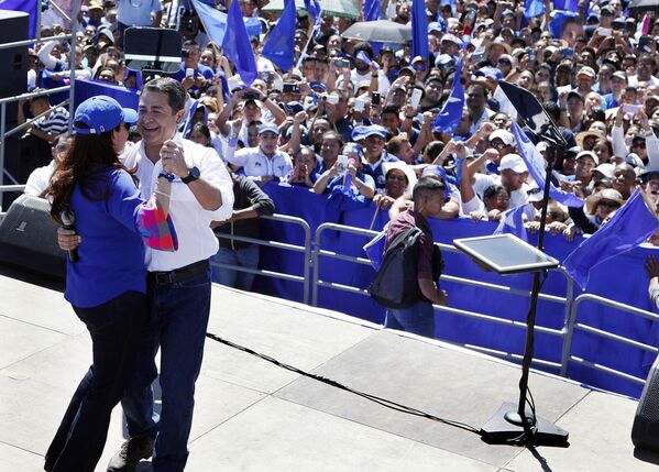 رئيس هندوراس خوان أورلاندو هيرنانديز يرقص مع زوجته خلال حفل تكريمي للانتخابات التمهيدية في تيغوسيغالبا، 5 مارس/ آذار 2017 - سبوتنيك عربي