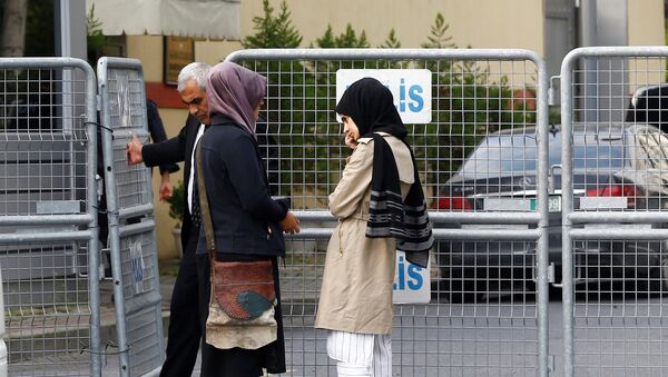 خطيبة الصحفي السعودي جمال خاشقجي وصديقتها تنتظران خارج قنصلية المملكة العربية السعودية في إسطنبول - سبوتنيك عربي
