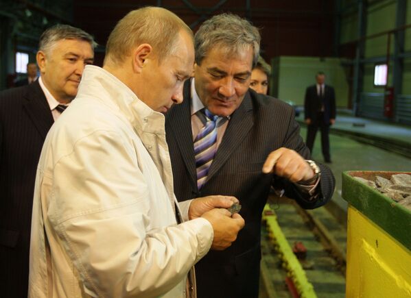 رئيس الوزراء الروسي فلاديمير بوتين (2008-2012) يتعرف على أعمال المنجم الخاص بإنتاج الألماس على أنبوب مير كمبرلايت. من اليمين: رئيس جمهورية ساخا (ياقوتيا) فياتشيسلاف شتيروف (2002-2010) 21 آب\أغسطس 2009 - سبوتنيك عربي