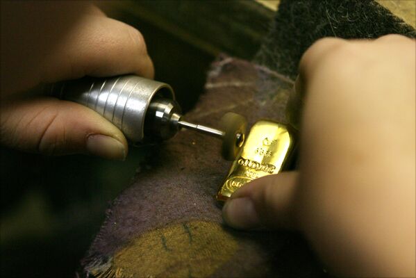 تنظيف وتلميع سبائك الذهب في مصنع تنظيف الذهب في نوفوسيبيرسك - سبوتنيك عربي