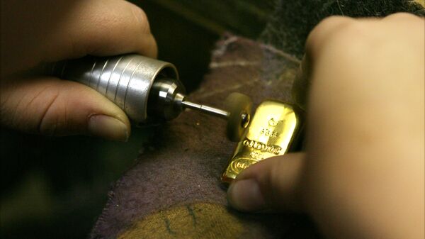 تنظيف وتلميع سبائك الذهب في مصنع تنظيف الذهب في نوفوسيبيرسك  - سبوتنيك عربي