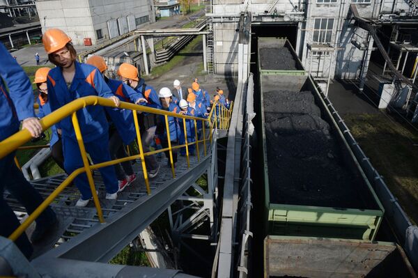 تفريغ الفحم في محطة ريفتينسك الكهروحرارية لشركة إينيل روسيا - سبوتنيك عربي
