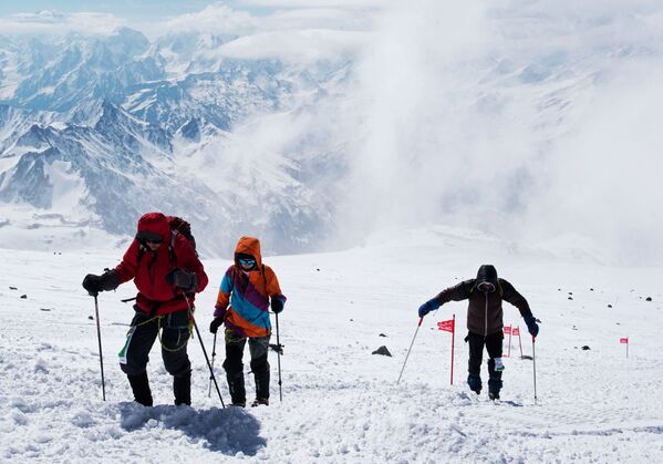 سباق الصعود إلى أعلى قمة جبال إلبورس في كاباردينو-بالكاريا، جنوب روسيا - سبوتنيك عربي