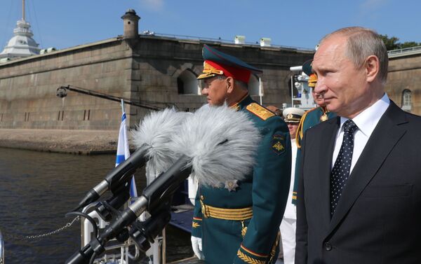 الرئيس الروسي فلاديمير بوتين ووزير الدفاع الروسي خلال أهم العروض العسكرية البحرية في سان بطرسبورغ - سبوتنيك عربي