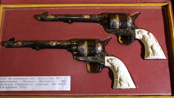 مسدسان من عائلة مسدسات كولت - سبوتنيك عربي