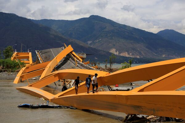آثار هزة أرضية تلتها موجة تسونامي في مدينة بالو، إندونيسيا 7 أكتوبر/ تشرين الأول 2018 - سبوتنيك عربي
