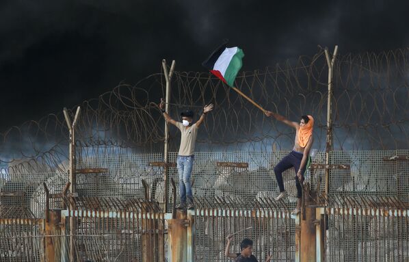 استمرار احتجاجت الفلسطينيين على السياج الحدودي بين قطاع غزة وإسرائيل، 8 أكتوبر/ تشرين الأول 2018 - سبوتنيك عربي