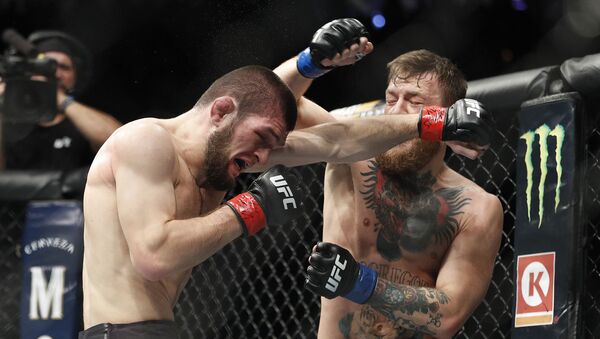 بطل الفنون القاتالية المختلطة (UFC 229) الروسي حبيب نورمحمدوف والأيرلندي كونور مكريغور خلال المباراة في لاس فيغاس، 6 أكتوبر/ تشرين الأول 2018 - سبوتنيك عربي