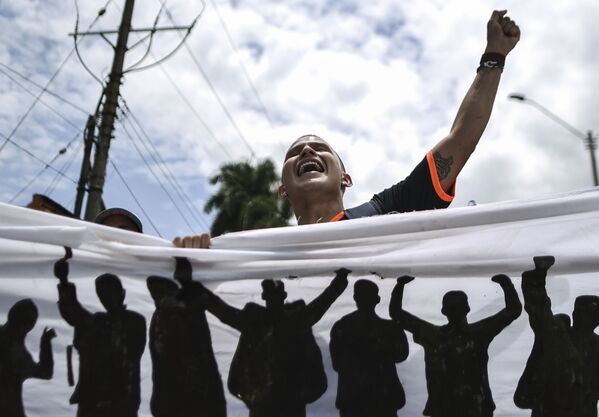 طالب يصرخ شعارات المطالبة برفع ميزانية التعليم في مدينة كالي، كولومبيا 10 أكتوبر/ تشرين الأول 2018 - سبوتنيك عربي