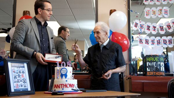 صورة أرشيفية للحلاق الأمريكي، أنثوني مانتشينيللي وهو يحتفل بعيد ميلاده الـ 105 - سبوتنيك عربي