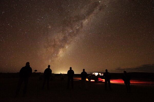 سياح يشاهدون مجرة درب التبانة بالقرب من بروكين هول، سيدني، أستراليا 28 مايو/ أيار 2013 - سبوتنيك عربي