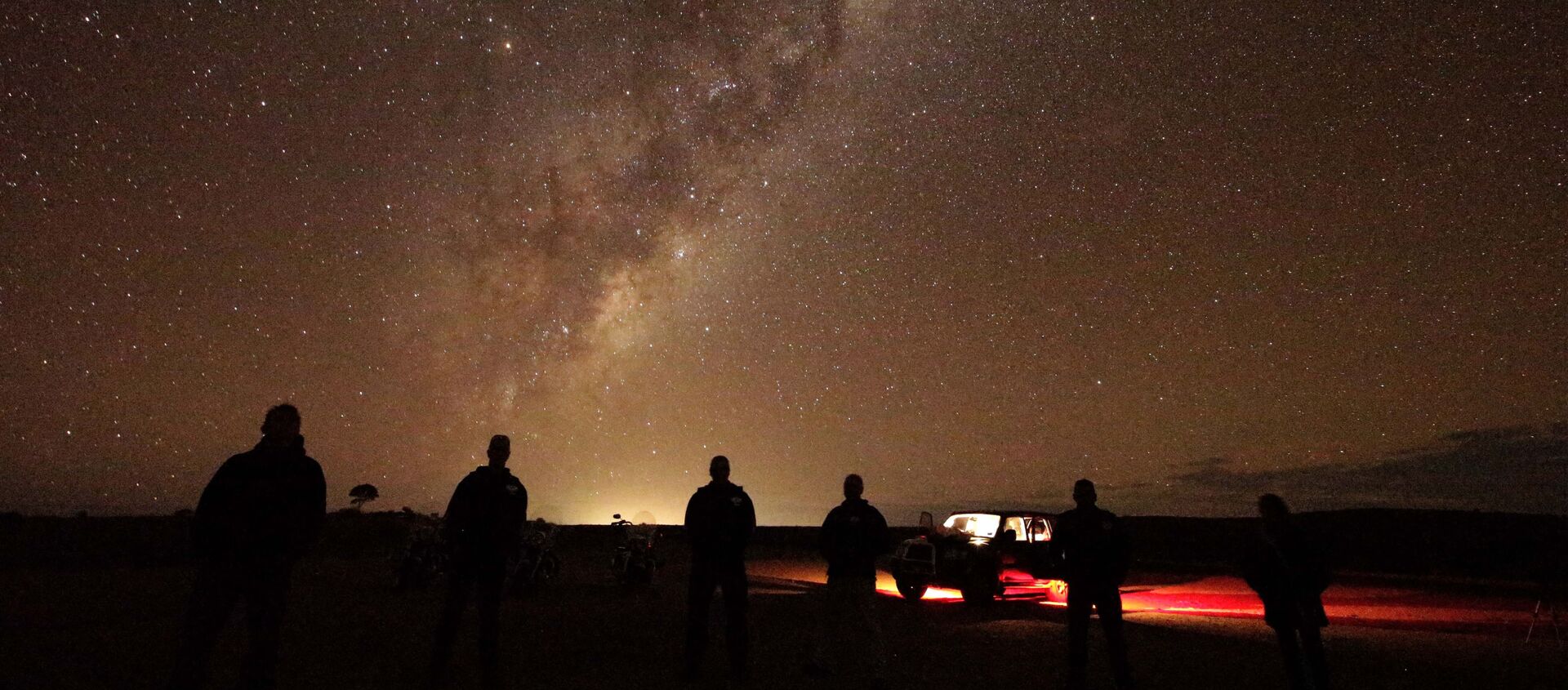 سياح يشاهدون مجرة درب التبانة بالقرب من بروكين هول، سيدني، أستراليا 28 مايو/ أيار 2013 - سبوتنيك عربي, 1920, 04.10.2021