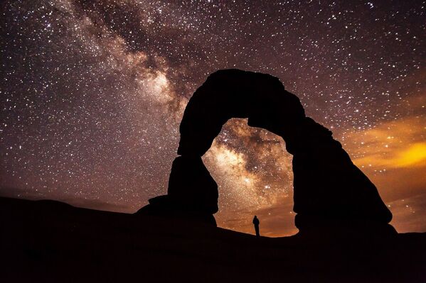 مجرة درب التبانة من خلال قوس ديليكت في ولاية يوتا الأمريكية - سبوتنيك عربي