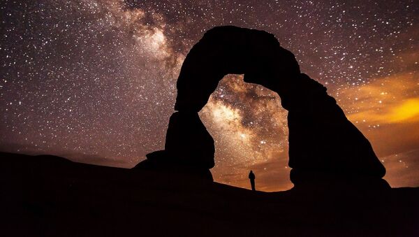 مجرة درب التبانة من خلال قوس ديليكت في ولاية يوتا الأمريكية - سبوتنيك عربي