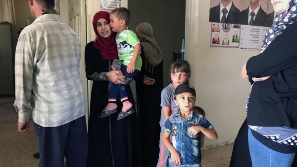 سوريون يتلقون علاجا من طبيب عسكري روسي - سبوتنيك عربي