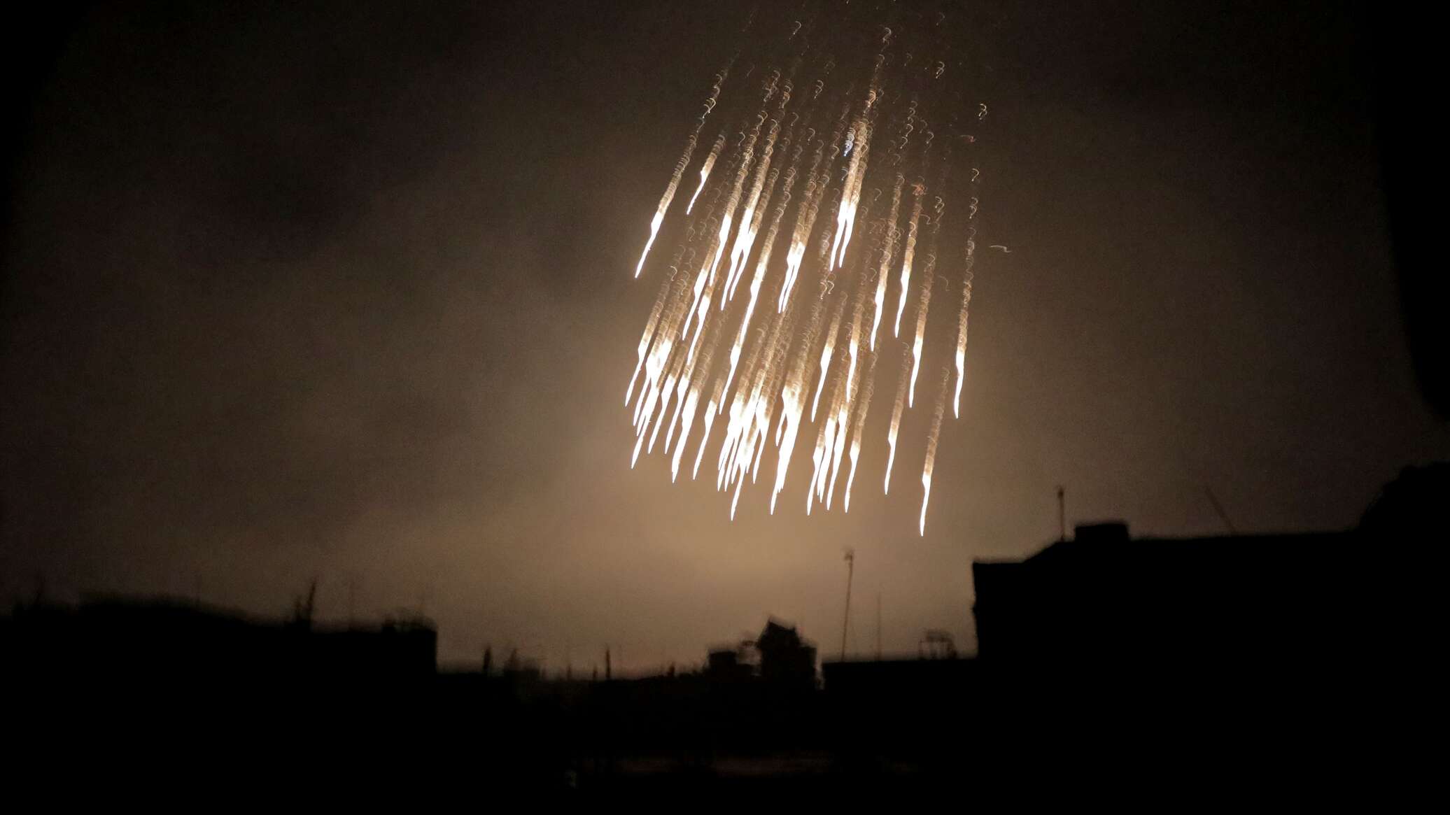 إعلام: الجيش الإسرائيلي يقصف بلدة لبنانية بقذائف الفوسفور الأبيض