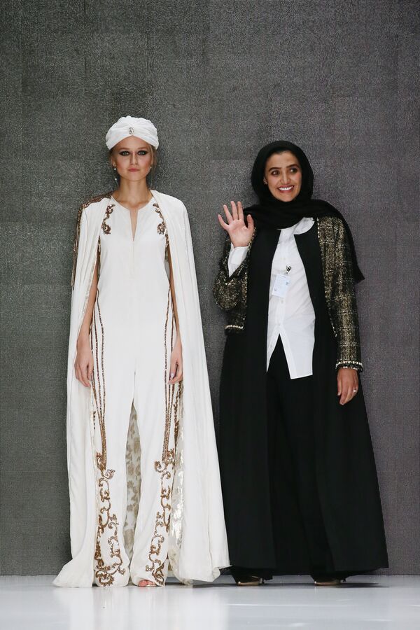 عرض أزياء من المصممين المغاربة في عرض أزياء مرسيدس-بينز في إطار أسبوع الموضة في موسكو - سبوتنيك عربي