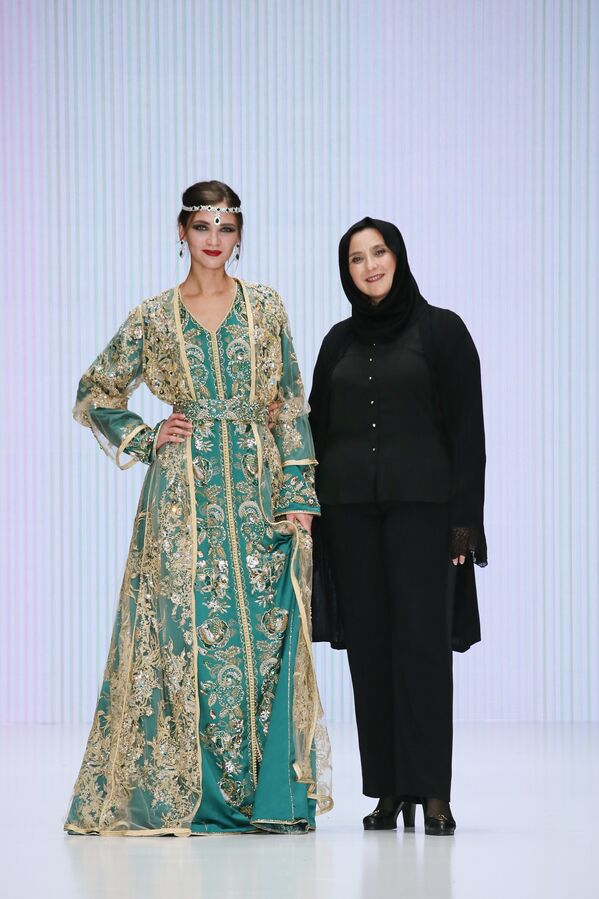 عرض أزياء من المصممين المغاربة في عرض أزياء مرسيدس-بينز في إطار أسبوع الموضة في موسكو - سبوتنيك عربي