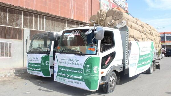 قوافل مساعدات سعودية تتجه إلى اليمن - سبوتنيك عربي