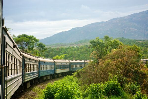 الطريق السكة الحديدية تازارا رايل، الذي يصل بين تنزانيا وزيمبابوي في القارة الأفريقية - سبوتنيك عربي
