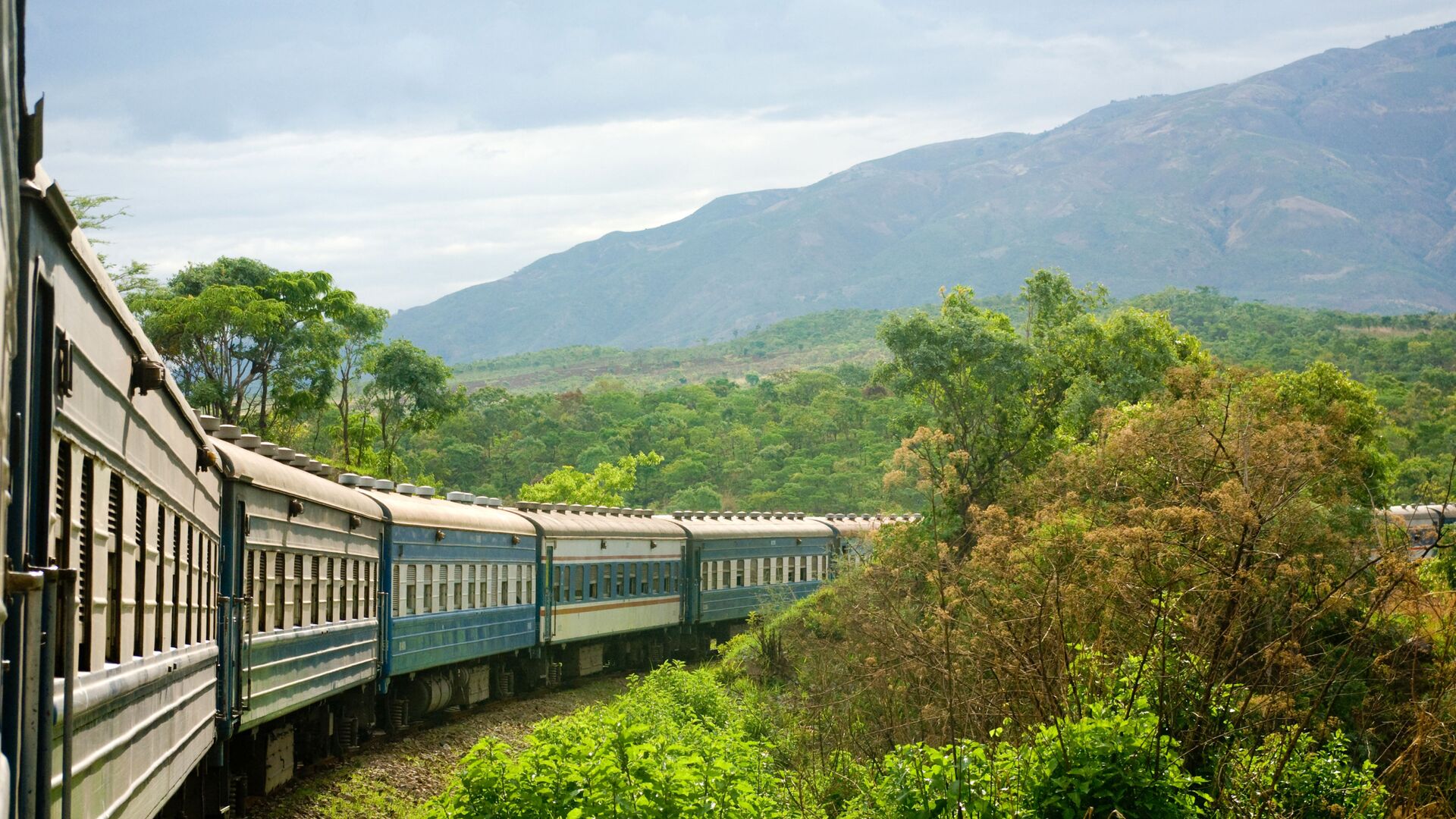 الطريق السكة الحديدية تازارا رايل، الذي يصل بين تنزانيا وزيمبابوي في القارة الأفريقية - سبوتنيك عربي, 1920, 25.12.2022