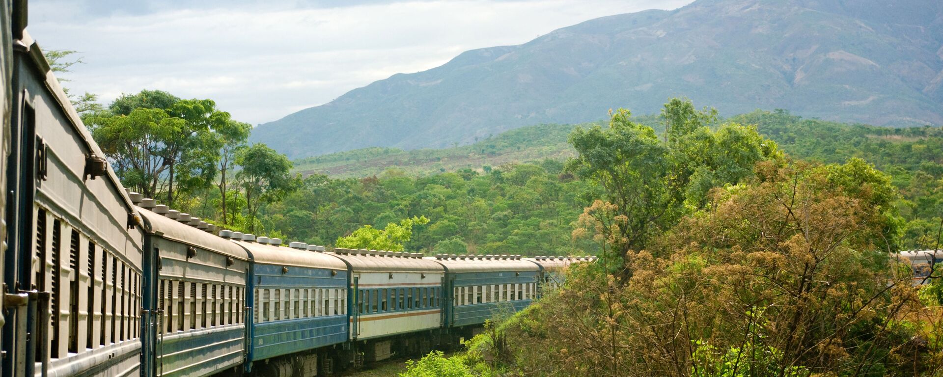 الطريق السكة الحديدية تازارا رايل، الذي يصل بين تنزانيا وزيمبابوي في القارة الأفريقية - سبوتنيك عربي, 1920, 25.12.2022