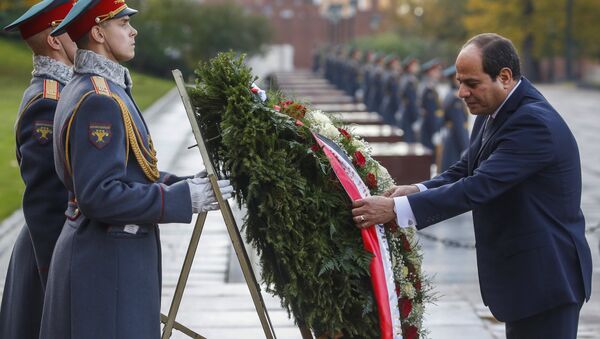 الرئيس المصري عبد الفتاح السيسي، يضع أكليلا من الزهور على قبر الجندي المجهول في روسيا، 16 أكتوبر/تشرين الأول 2018 - سبوتنيك عربي
