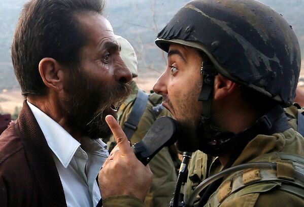 شجار بين رجل فلسطيني وجندي إسرائيلي  خلال الاحتجاجات بإغلاق مدرسة بالقرب من مدينة نابلس، الضفة الغربية، فلسطين، 15 أكتوبر/ تشرين الأول 2018 - سبوتنيك عربي