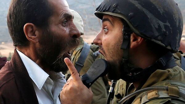 شجار بين رجل فلسطيني وجندي إسرائيلي  خلال الاحتجاجات بإغلاق مدرسة بالقرب من مدينة نابلس، الضفة الغربية، فلسطين، 15 أكتوبر/ تشرين الأول 2018 - سبوتنيك عربي
