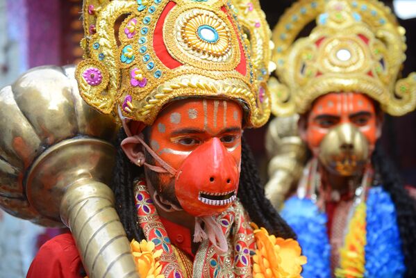 مشاركون في مهرجان الليالي التسع نافراتري الهندوسي في مدينة أمريستار، الهند 16 أكتوبر/ تشرين الأول 2018 - سبوتنيك عربي