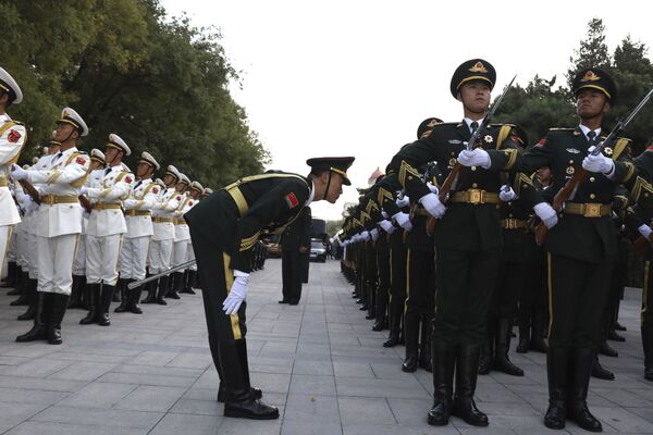 ضباط حرس الشرقف الصيني يستعدون لمراسم استقبال ملك النرويج  هارلد الخامس في بكين، 16 أكتوبر/ تشرين الأول 2018 - سبوتنيك عربي