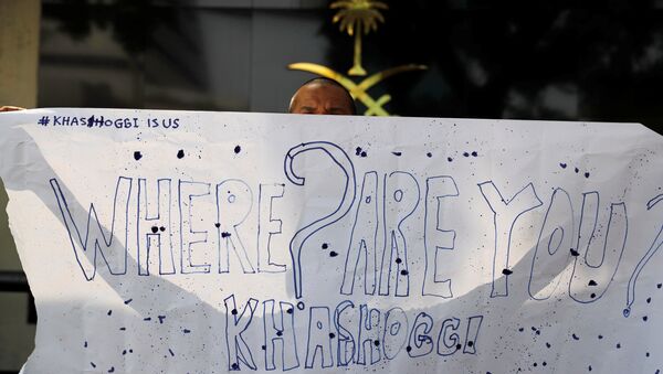 صحفي إندونيسي يحمل لافتة مكتوب عليها أين خاشقجي بالقر بمن السفارة السعودية في جاكرتا - سبوتنيك عربي