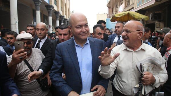 الرئيس العراقي برهم صالح خلال تواجده بين المواطنين في شارع المتنبي - سبوتنيك عربي