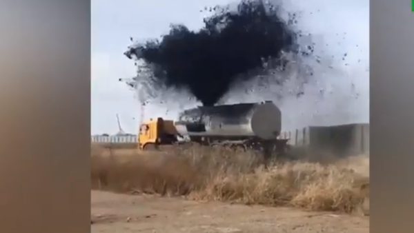 نافورة من النفط تتدفق بغزارة من شاحنة - سبوتنيك عربي