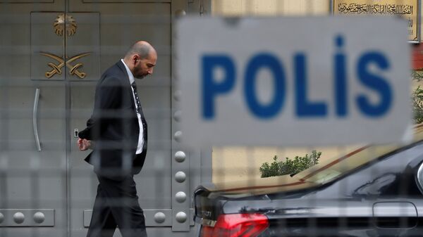 أحد أفراد الأمن يقف عند مدخل القنصلية السعودية في اسطنبول - سبوتنيك عربي
