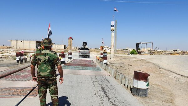جندي سوري يقف على معبر أبو الظهور الإنساني - سبوتنيك عربي