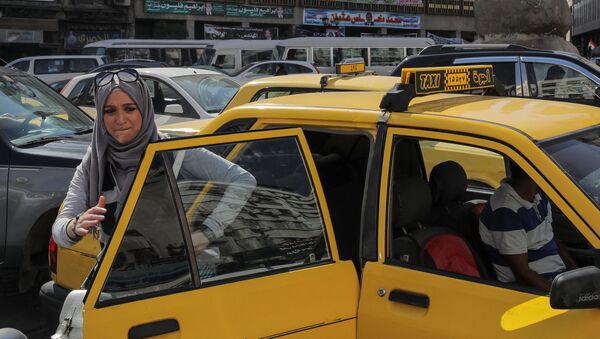 امرأة تخرج من سيارة الأجرة (تاكسي) في وسط دمشق، سوريا 16 سبتمبر/ أيلول 2018 - سبوتنيك عربي