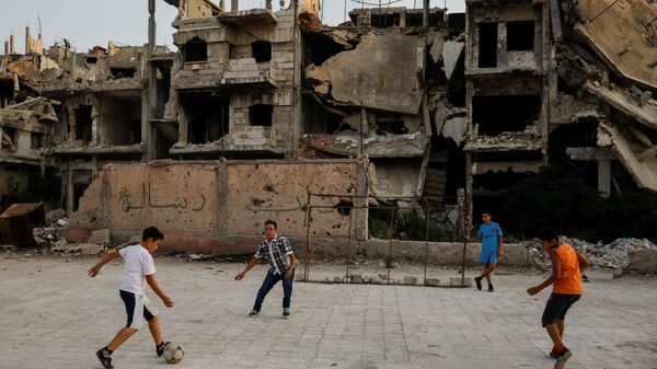 أطفال يلعبون كرة القدم في دمشق، سوريا 18 سبتمبر/ أيلول 2018 - سبوتنيك عربي