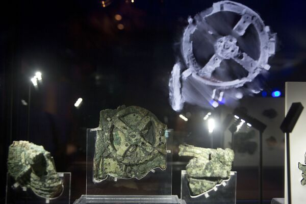عرض أجزاء من آلية يبلغ عمرها 2100 عام، والتي يعتقد أنها أقدم جهاز حوسبة ميكانيكية، في المتحف الأثري الوطني في أثينا ، الخميس 9 يونيو/ حزيران 2016 - سبوتنيك عربي
