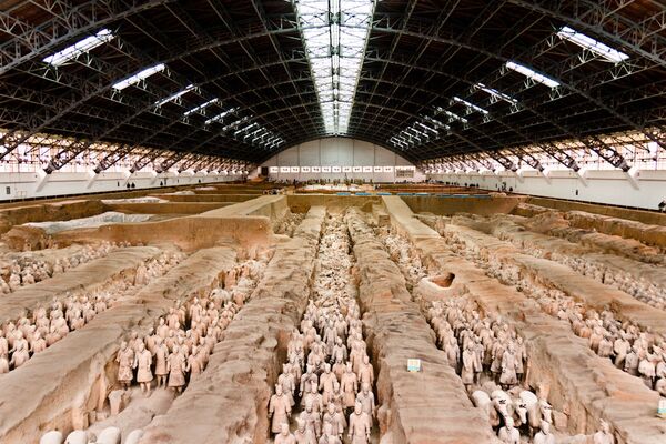 جيش تيراكوتا - هو أحد عجائب الدنيا. تم تشييده في عام 200 ق.م. من قبل الإمبراطور الأول في الصين، ويضم الجيش 8000 جندي بالحجم الطبيعي بالإضافة إلى الخيول والمركبات. لا يوجد جنديان متطابقان. تشير التقديرات إلى أن 700،000 شخص عملوا على بناء المقبرة. فقد هذا الموقع، ولم يتم اكتشافه حتى عام 1974. ومنذ ذلك الحين، كان هناك عمليات حفر وترميم للأرقام. تم اكتشاف جزء صغير فقط وتمت إعادته إلى موضعه الأصلي. - سبوتنيك عربي