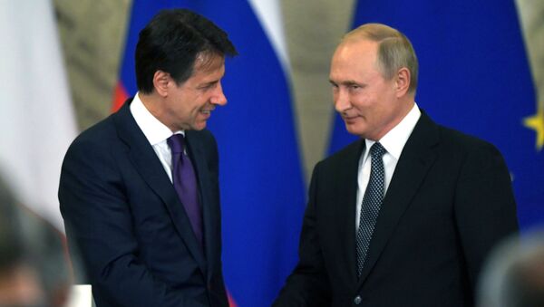 رئيس الوزراء الإيطالي جوزيبي كونتي مع الرئيس الروسي فلاديمير بوتين - سبوتنيك عربي