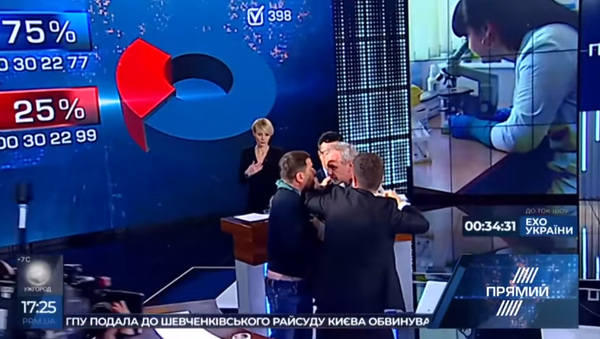 معركة بالأيدي بين نائب أوكراني ورئيس منظمة على الهواء مباشرة - سبوتنيك عربي