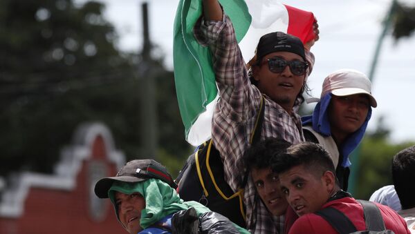 قافلة من المهاجرين  على حدود المكسيك و غواتيمالا، يتجهون إلى حدود الولايات المتحدة الأمريكية  21 أكتوبر/ تشرين الأول 2018 - سبوتنيك عربي
