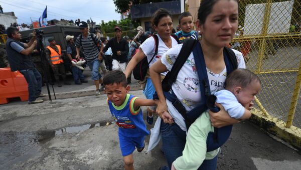 قافلة من المهاجرين  على حدود المكسيك و غواتيمالا، يتجهون إلى حدود الولايات المتحدة الأمريكية  19 أكتوبر/ تشرين الأول 2018 - سبوتنيك عربي